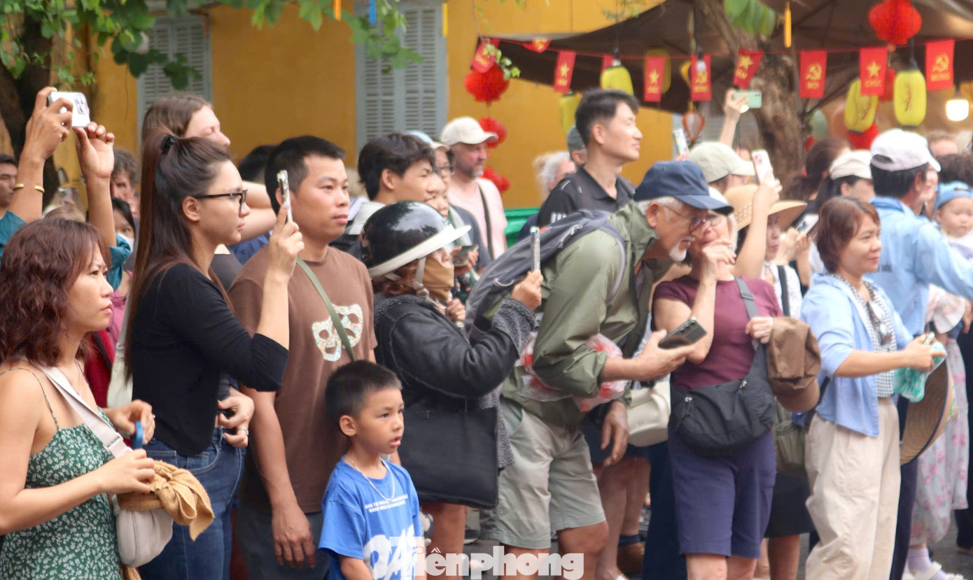 Khách Tây chen chân xem diễu hành ở Hội An- Ảnh 9.