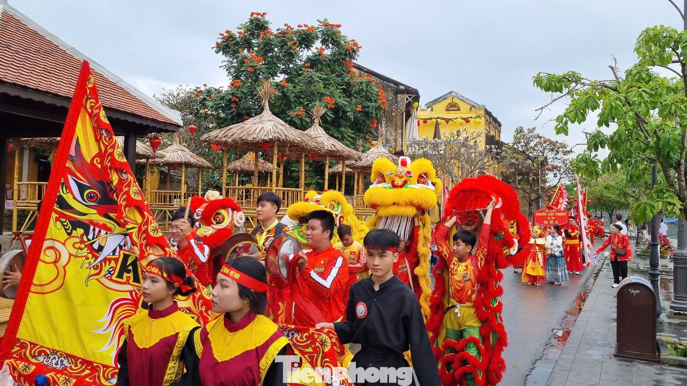 Khách Tây chen chân xem diễu hành ở Hội An- Ảnh 12.