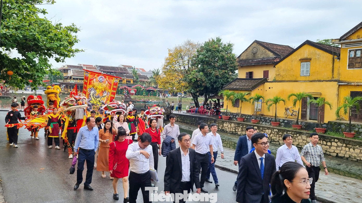 Khách Tây chen chân xem diễu hành ở Hội An- Ảnh 3.