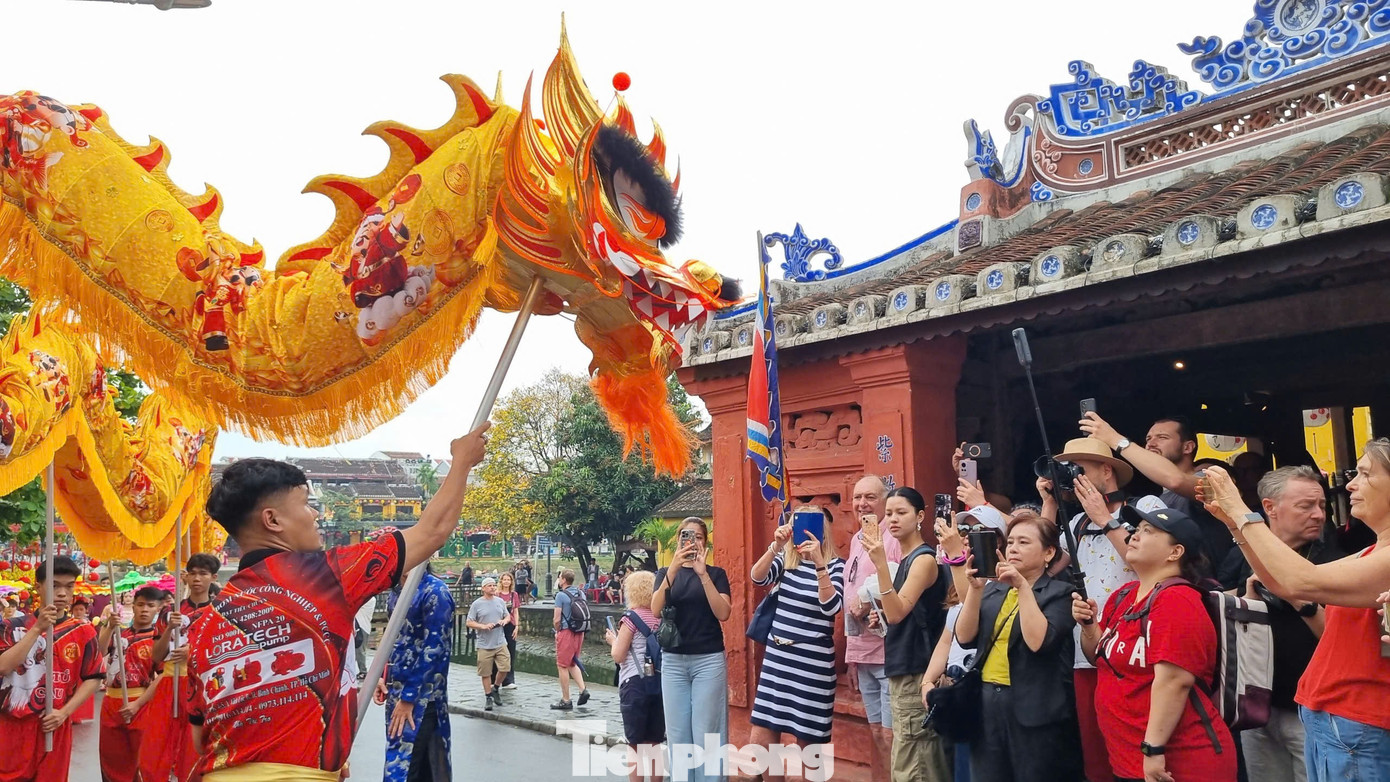 Khách Tây chen chân xem diễu hành ở Hội An- Ảnh 1.