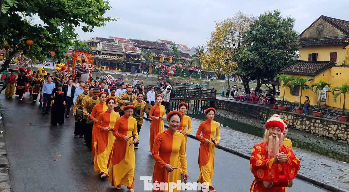 Khách Tây chen chân xem diễu hành ở Hội An- Ảnh 2.