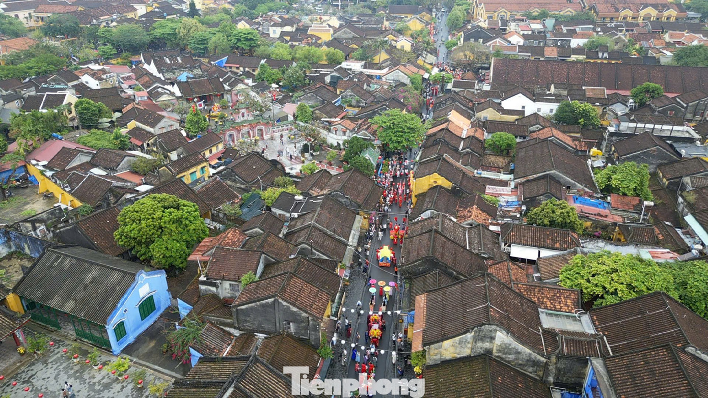 Khách Tây chen chân xem diễu hành ở Hội An- Ảnh 11.