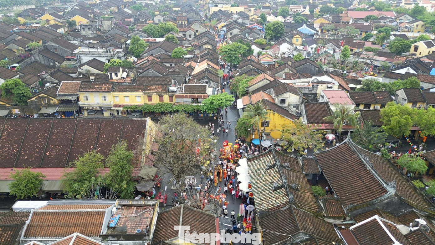 Khách Tây chen chân xem diễu hành ở Hội An- Ảnh 18.