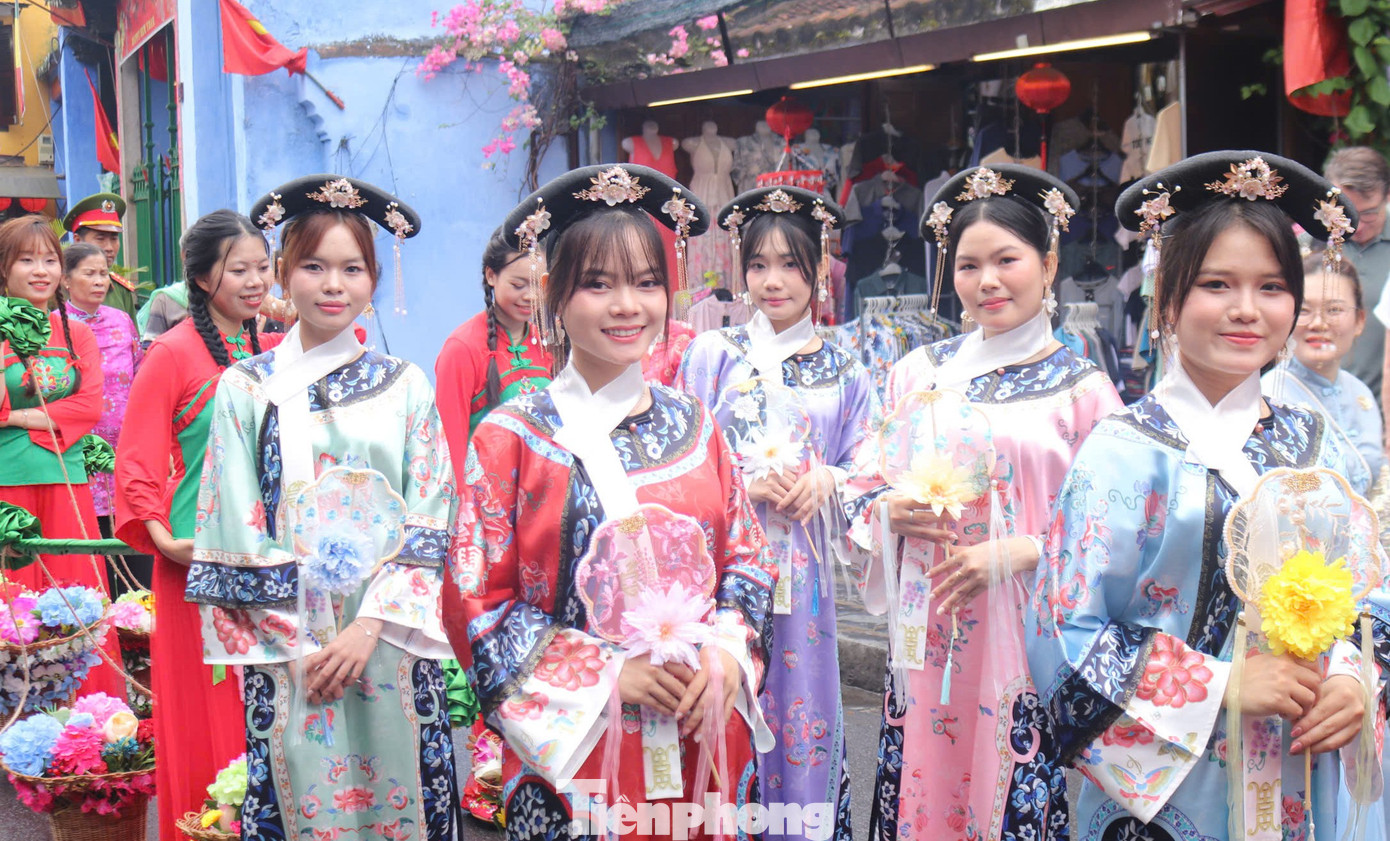 Khách Tây chen chân xem diễu hành ở Hội An- Ảnh 13.