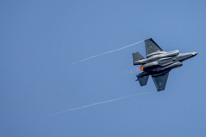 Không chiến ở Tehran, Israel tuyên bố bắn hạ chiến đấu cơ Iran - Ảnh 1.