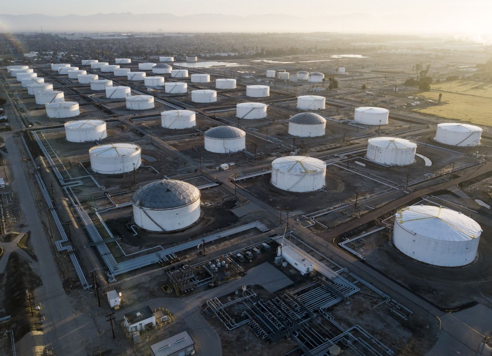 Khủng hoảng Iran đe dọa 20% lượng dầu mỏ toàn cầu, một quốc gia bất ngờ hưởng lợi lớn - Ảnh 2.