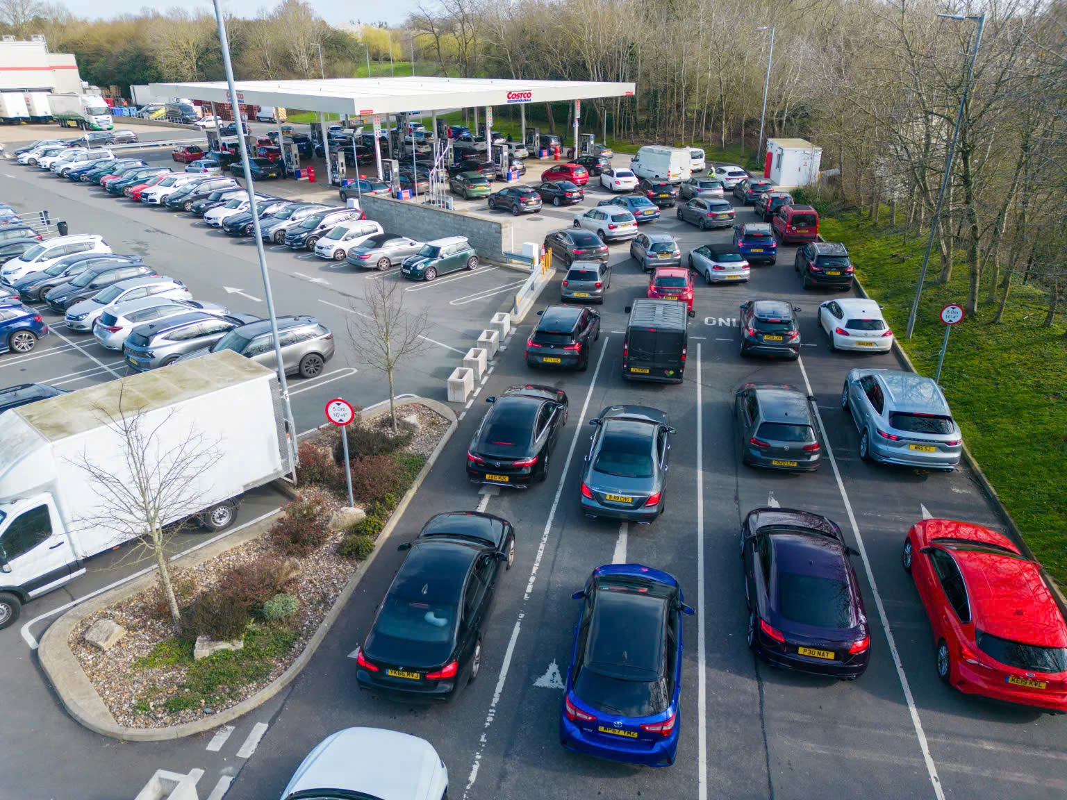 Giá xăng nhiều nơi trên thế giới tăng vọt, người dân xếp hàng dài chờ đổ - Ảnh 1.