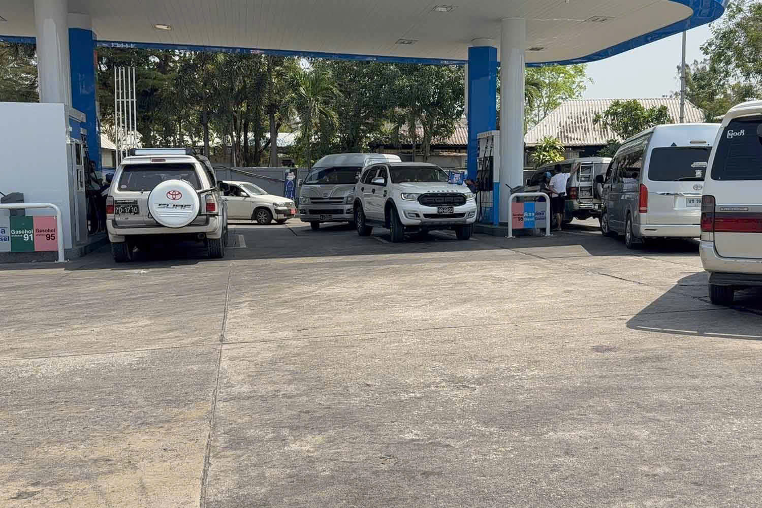 Giá xăng nhiều nơi trên thế giới tăng vọt, người dân xếp hàng dài chờ đổ - Ảnh 7.