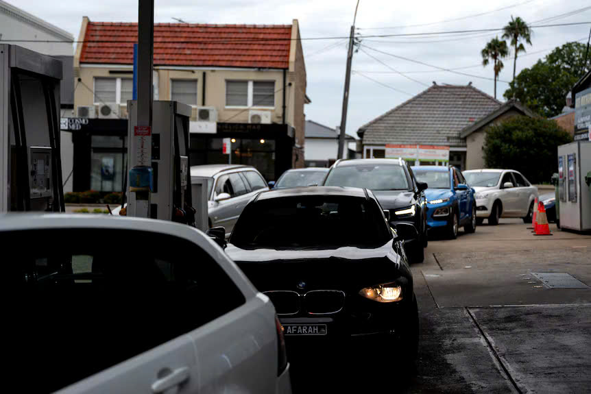 Giá xăng nhiều nơi trên thế giới tăng vọt, người dân xếp hàng dài chờ đổ - Ảnh 5.