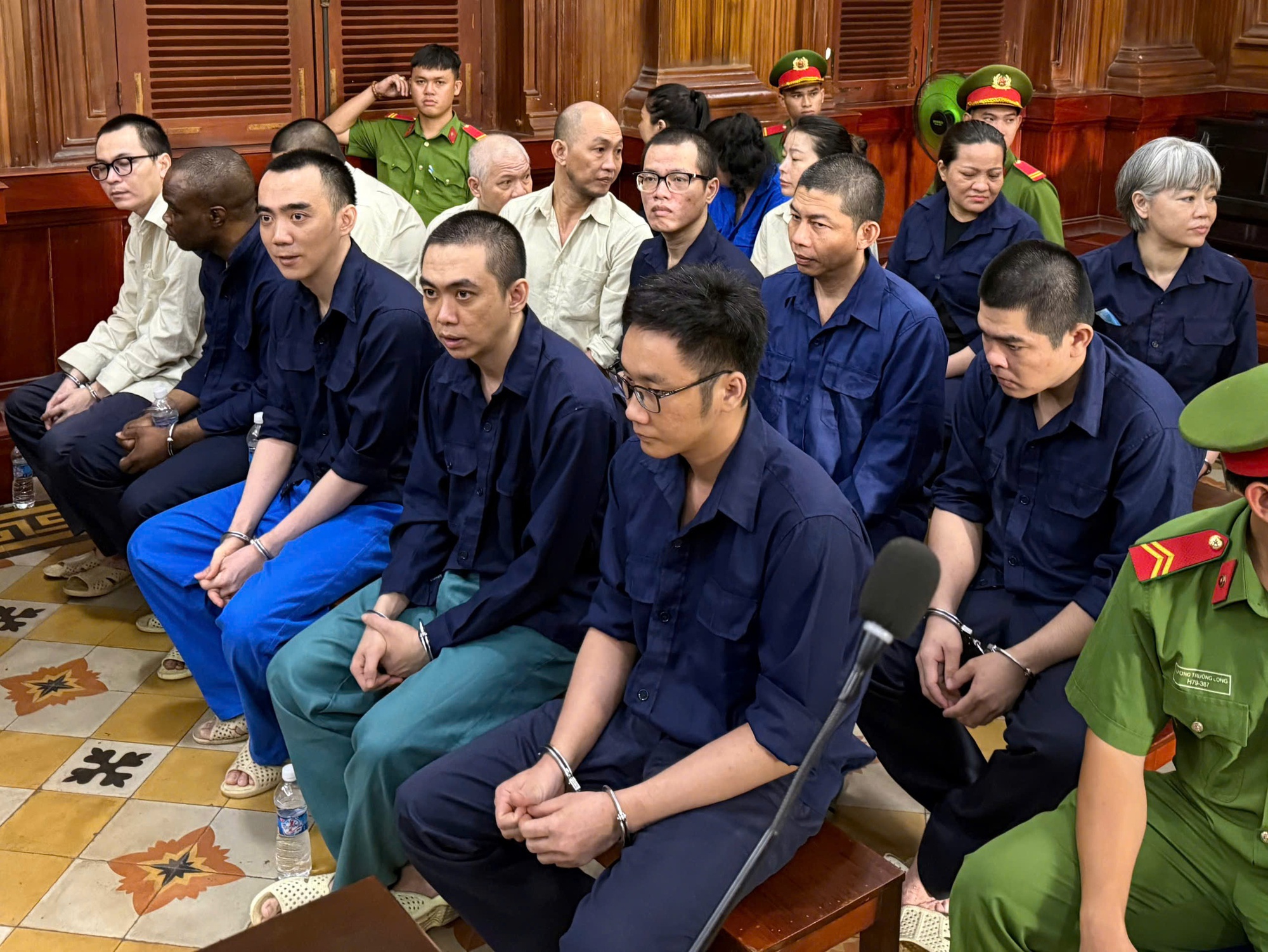 Xét xử đại án xuyên quốc gia: Phơi bày mạng lưới "ngân hàng ngầm" ở TPHCM - Ảnh 1.