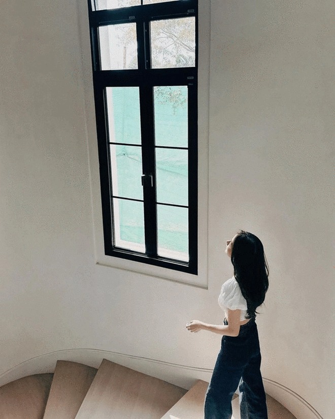 Đại mỹ nhân ở dinh thự 55 tỷ, mê “trồng rau nuôi cá”: Vibe chữa lành mạnh mẽ tràn màn hình- Ảnh 5.