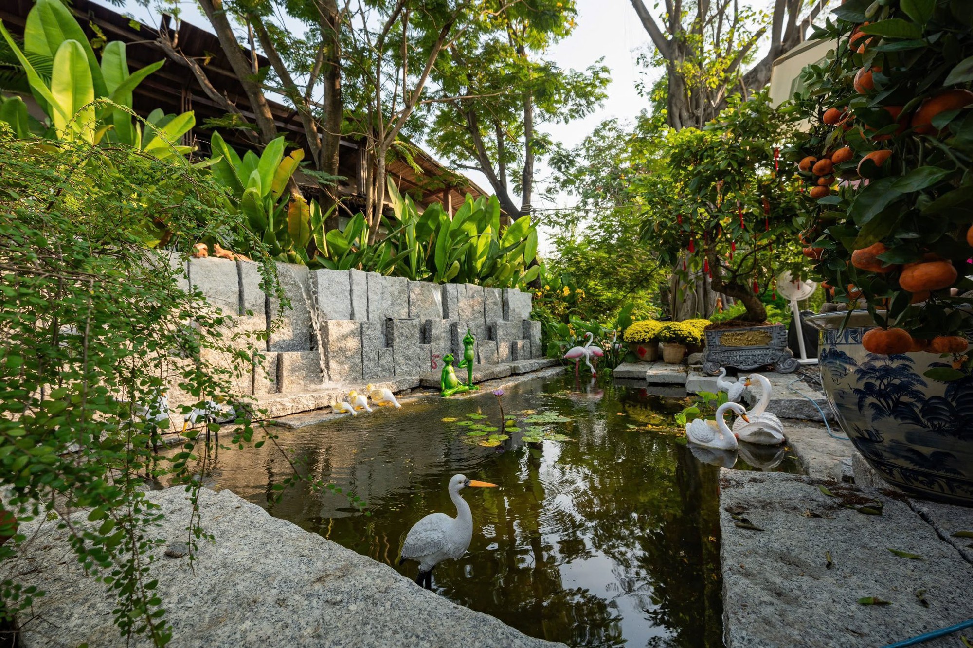 Quán cafe của ông hoàng nhạc Việt đình đám một thời "thất thủ" khi mở lại sau 5 ngày đóng cửa - Ảnh 6.