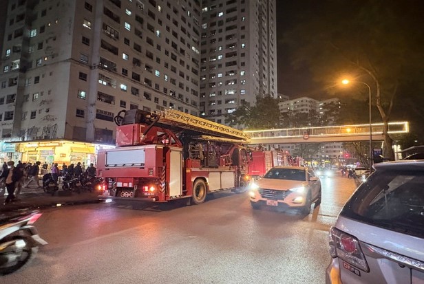 Cháy căn hộ tầng cao ở chung cư HH Linh Đàm: Khói đen cuồn cuộn, 1 người ngạt khói phải nhập viện- Ảnh 1.