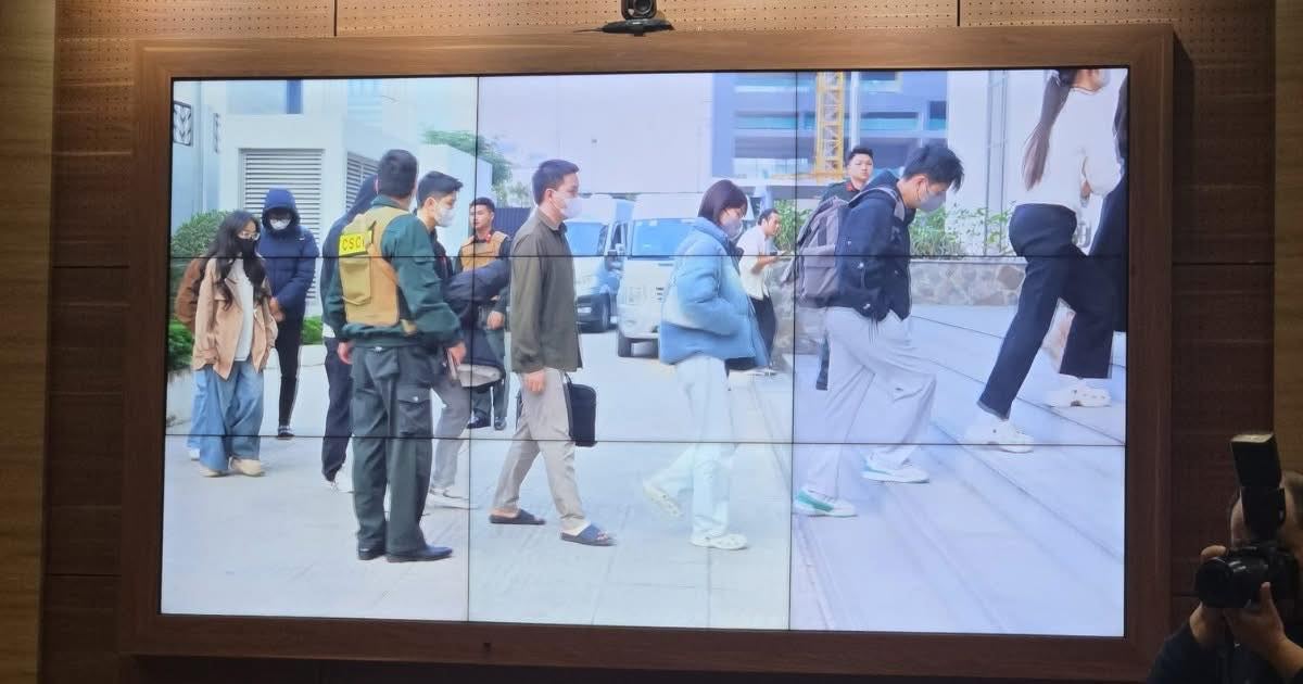 Khoảnh khắc Công an ập vào “tóm gọn” team Xôi Lạc TV, nhiều nhân viên đang ngồi trước dàn máy tính không kịp phản ứng- Ảnh 3.