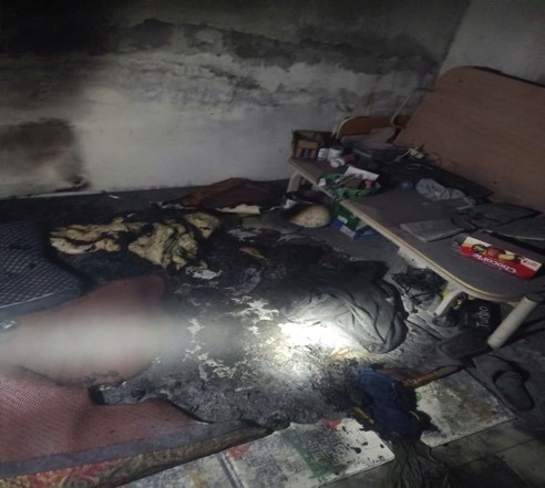 Cháy căn hộ tầng cao ở chung cư HH Linh Đàm: Khói đen cuồn cuộn, 1 người ngạt khói phải nhập viện- Ảnh 2.