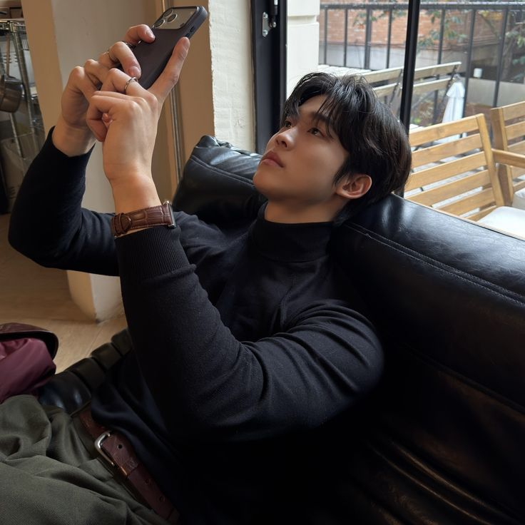 Đêm muộn vẫn nhận được tin nhắn công việc: Người EQ cao không tức giận hay mặc kệ mà thường phản hồi tinh tế theo 5 cách này- Ảnh 1.