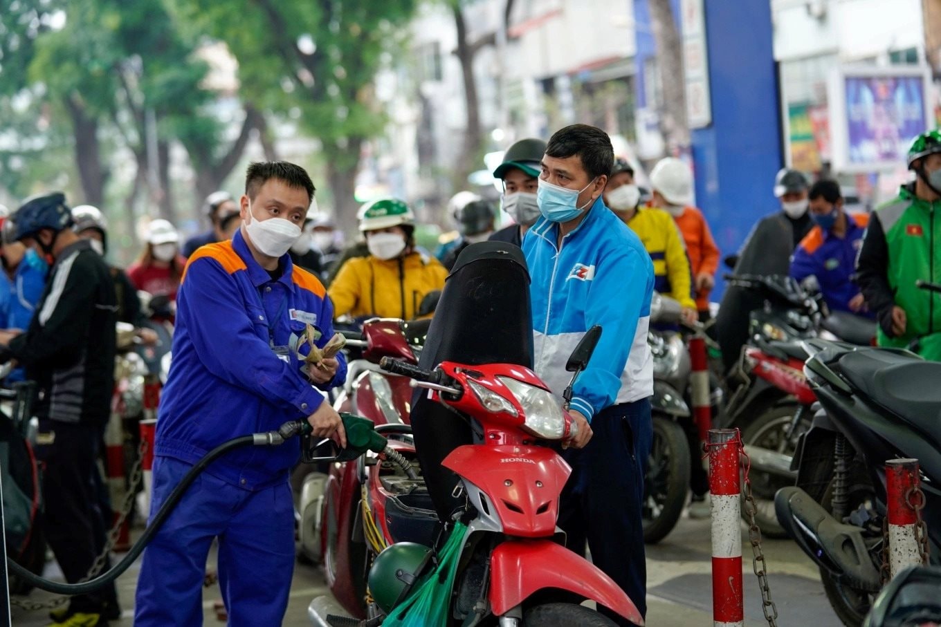 Giá xăng dầu toàn cầu tăng 3%, lợi nhuận lọc dầu tại một nước Đông Nam Á chạm đỉnh - là quốc gia xuất khẩu 2,3 tỷ USD xăng dầu sang Việt Nam- Ảnh 1.