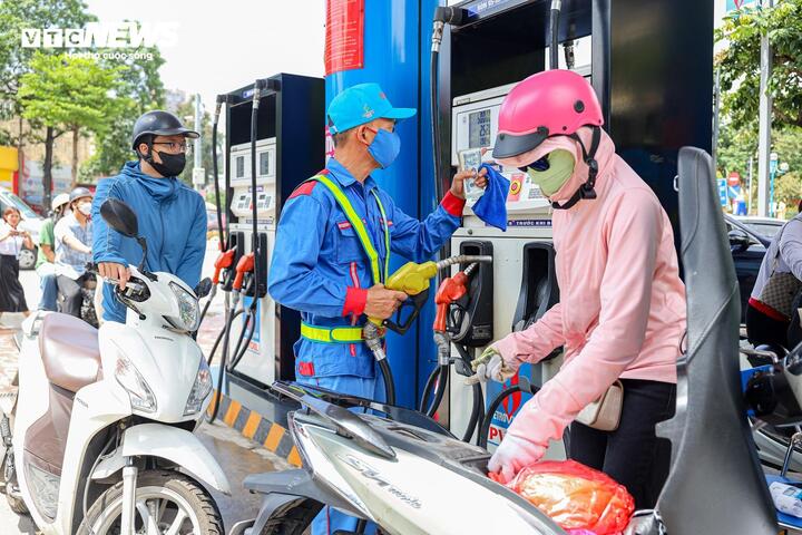 Lo đứt gãy nguồn cung do chiến sự, doanh nghiệp xăng dầu xoay xở thế nào?- Ảnh 1.