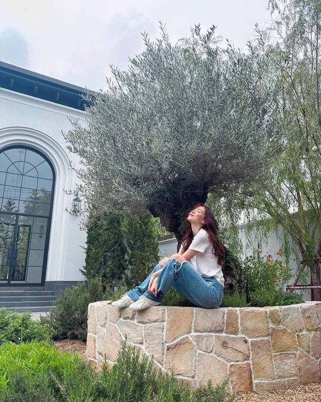 Đại mỹ nhân ở dinh thự 55 tỷ, mê “trồng rau nuôi cá”: Vibe chữa lành mạnh mẽ tràn màn hình- Ảnh 15.