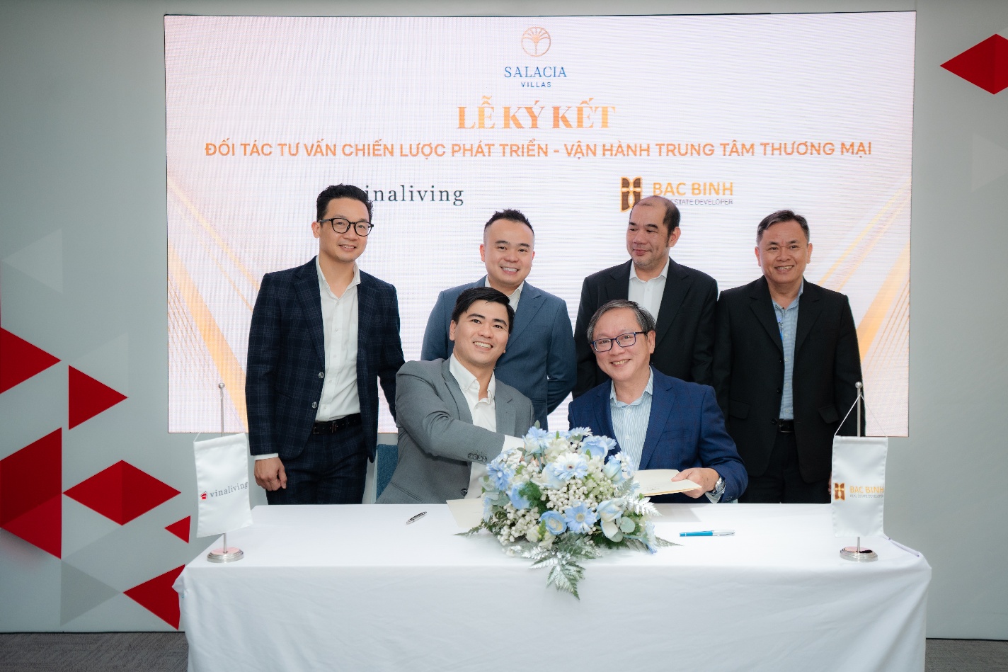 VinaLiving ký kết hợp tác phát triển TTTM và 10 đại lý phân phối Salacia Villas - Ảnh 1.