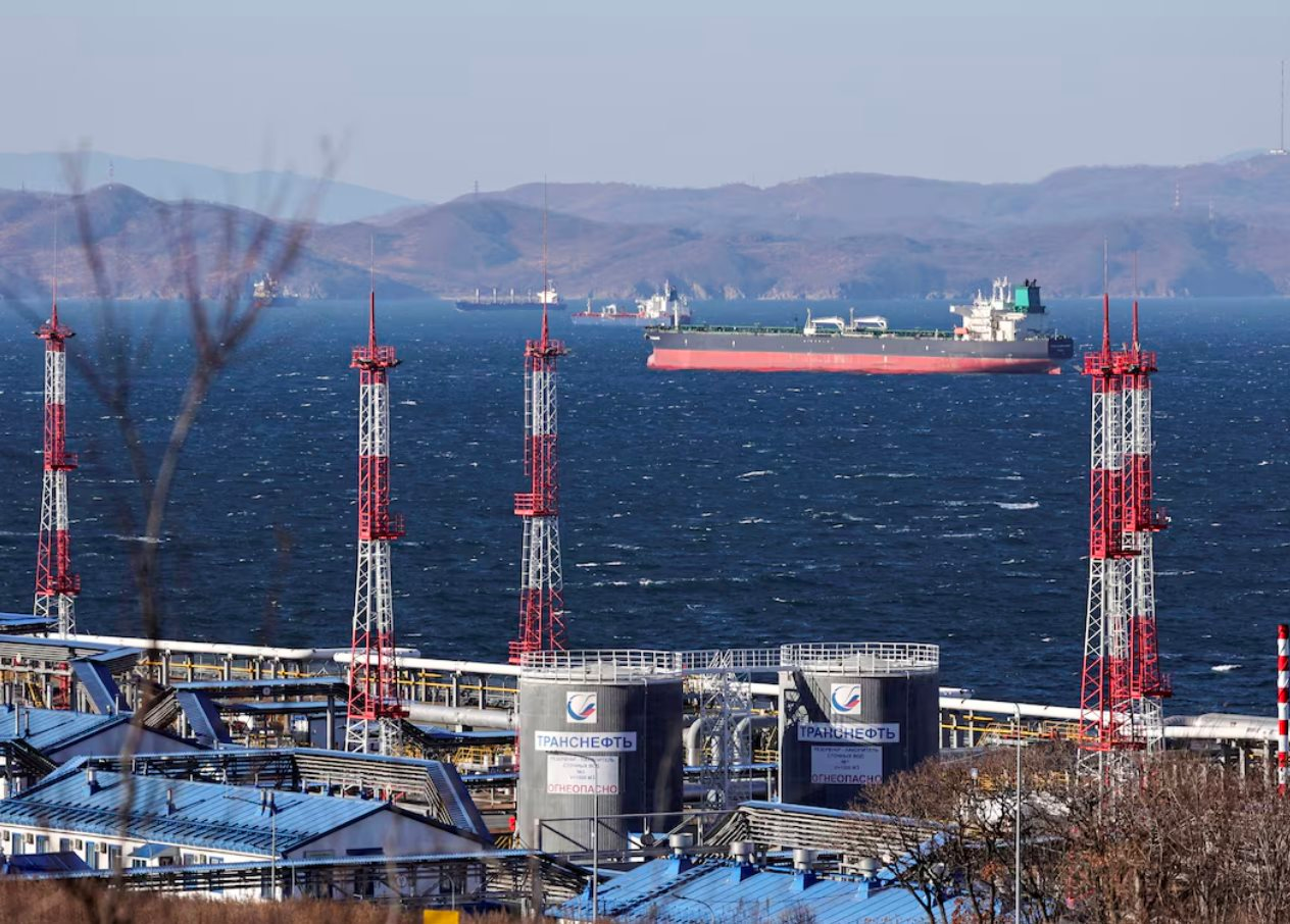 Mất nguồn cung từ Iran, một khách hàng khác lại tìm đến Nga, chuẩn bị nhập một lúc 10 triệu thùng dầu- Ảnh 1.