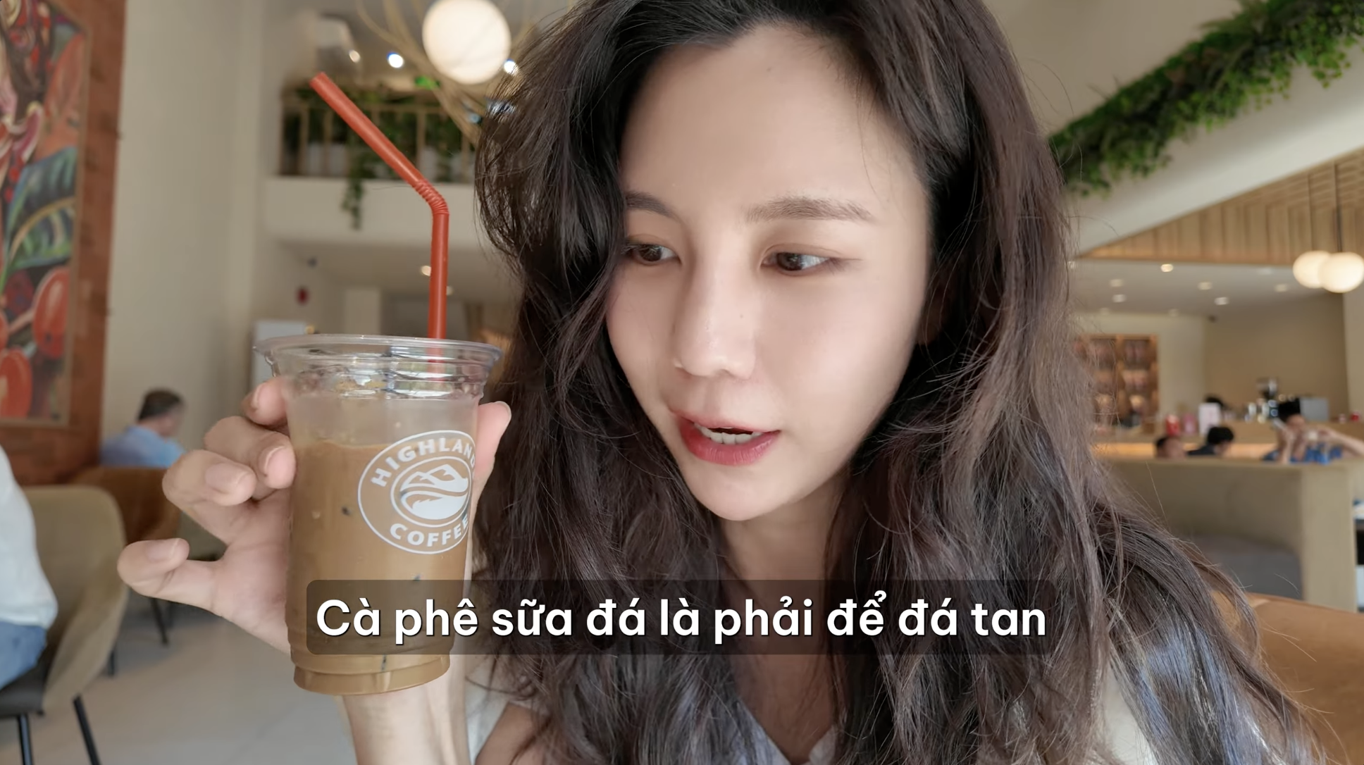 Khách Hàn sang Việt Nam nhịn tiền xe, cuốc bộ chỉ để mua được thứ nước gây nghiện này - Ảnh 3.