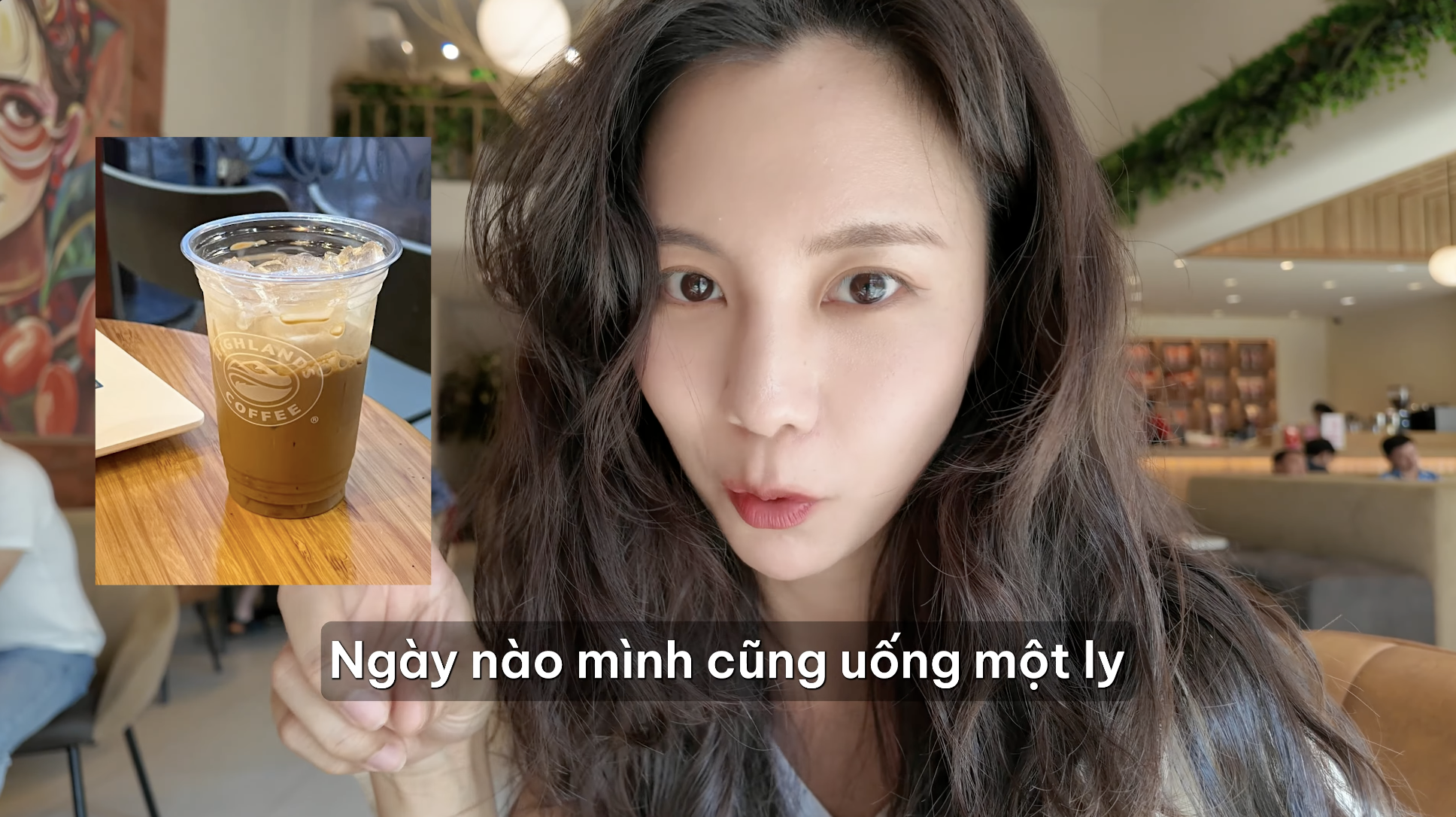 Khách Hàn sang Việt Nam nhịn tiền xe, cuốc bộ chỉ để mua được thứ nước gây nghiện này - Ảnh 1.