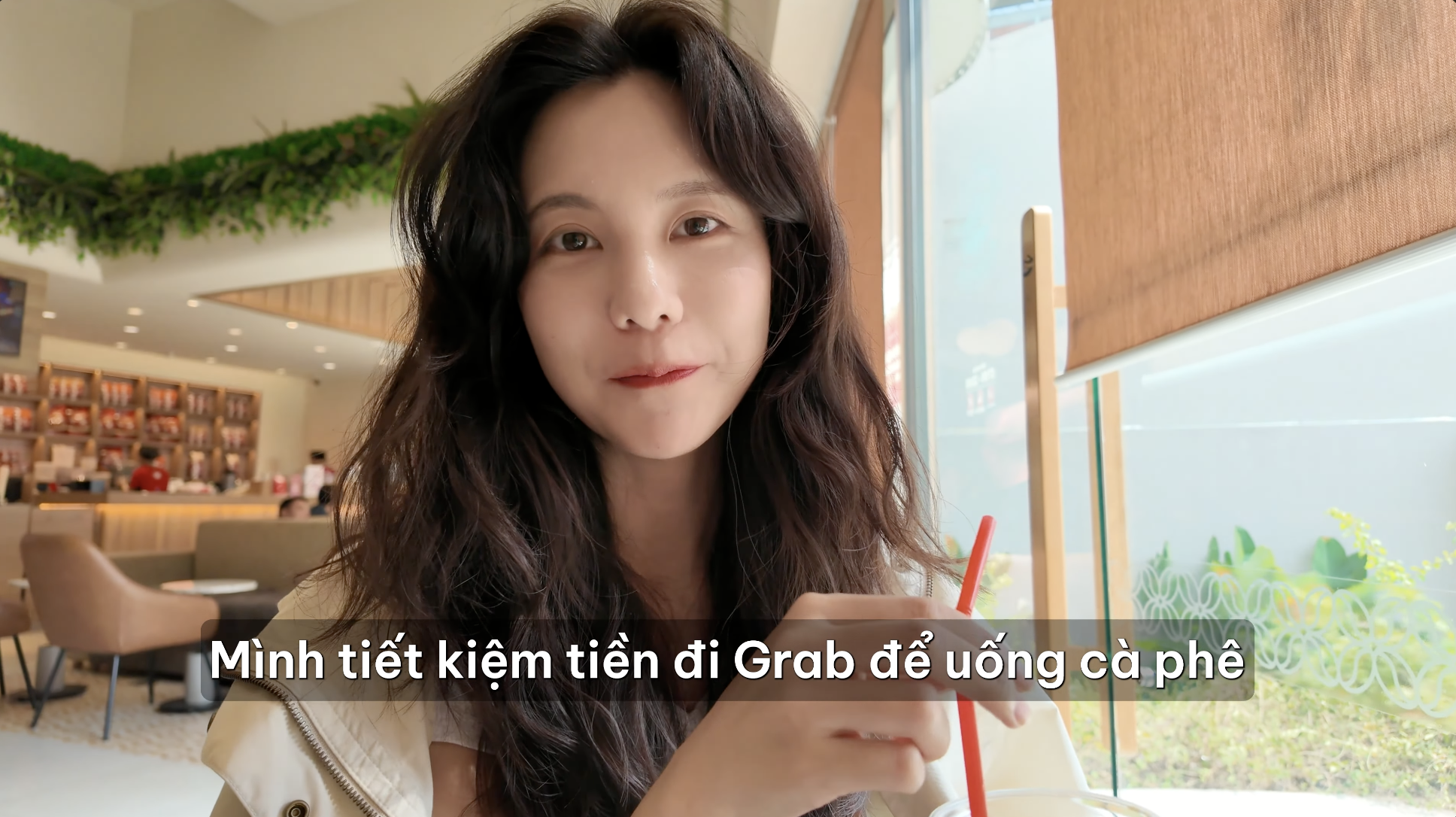 Khách Hàn sang Việt Nam nhịn tiền xe, cuốc bộ chỉ để mua được thứ nước gây nghiện này - Ảnh 4.