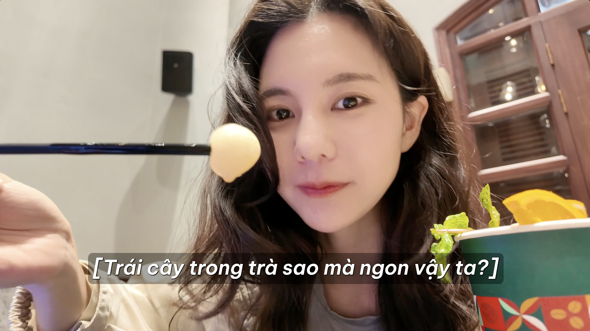 Khách Hàn sang Việt Nam nhịn tiền xe, cuốc bộ chỉ để mua được thứ nước gây nghiện này - Ảnh 11.