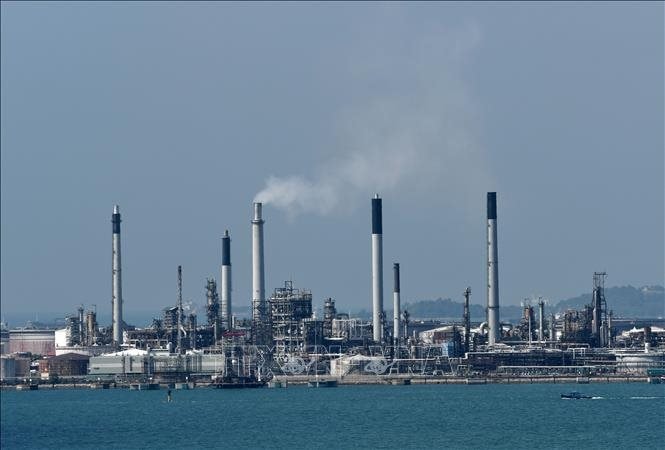 Giá xăng dầu toàn cầu tăng 3%, lợi nhuận lọc dầu tại một nước Đông Nam Á chạm đỉnh - là quốc gia xuất khẩu 2,3 tỷ USD xăng dầu sang Việt Nam- Ảnh 2.
