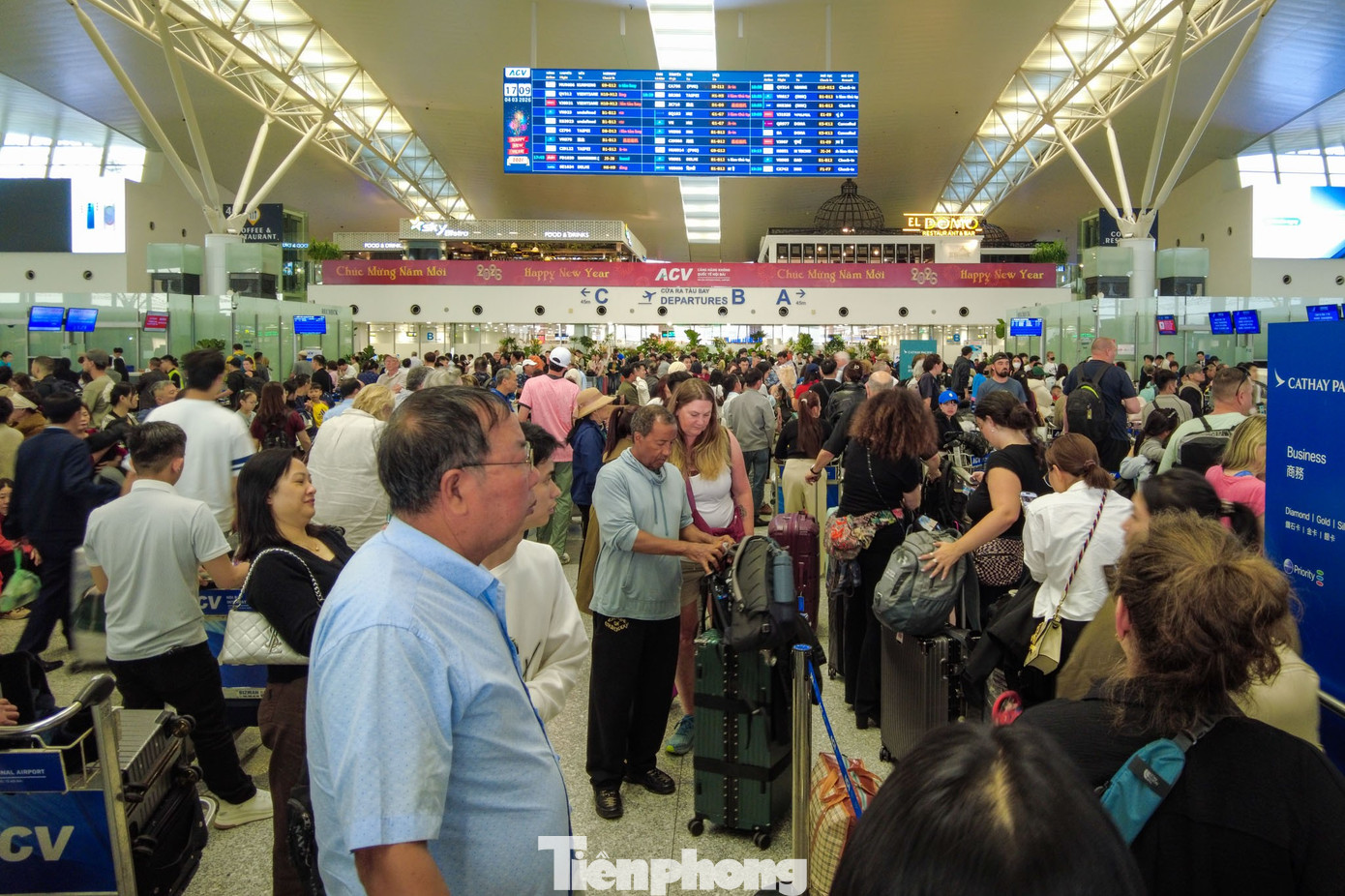 Cận cảnh máy bay 'nhà giàu' Trung Đông đang tránh chiến sự ở Nội Bài- Ảnh 10.