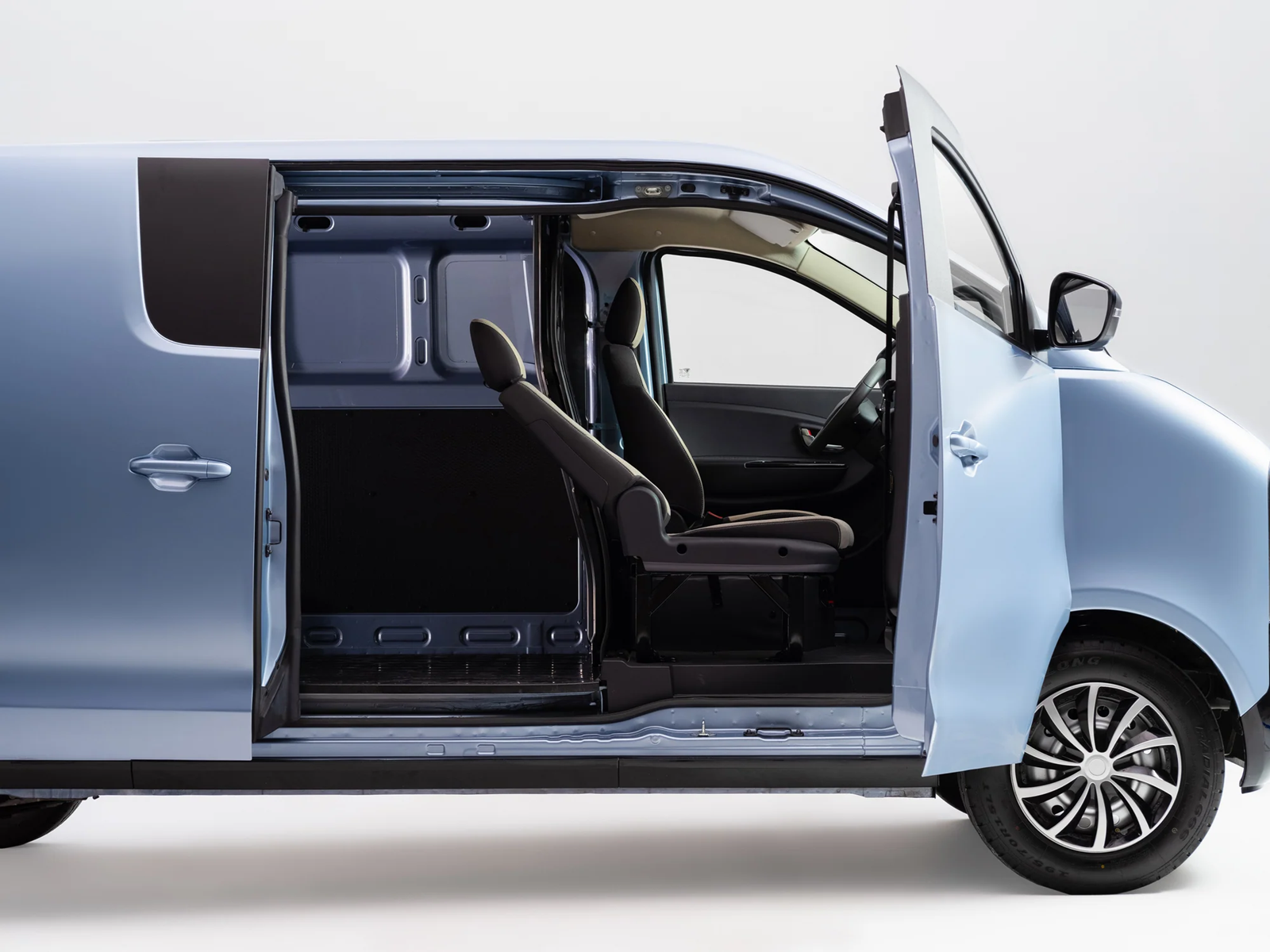 Xe điện lạ bất ngờ xuất hiện trong nhà máy ô tô ở Huế của hãng Việt: Đi bao xa, giá thế nào? - Ảnh 2.