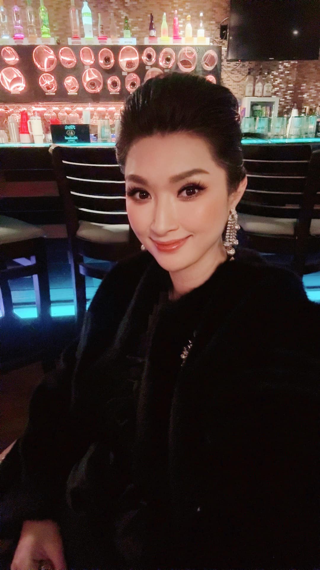 Đại gia si mê mẹ đơn thân U50 là nghệ sĩ, bà chủ phòng trà- Ảnh 1.