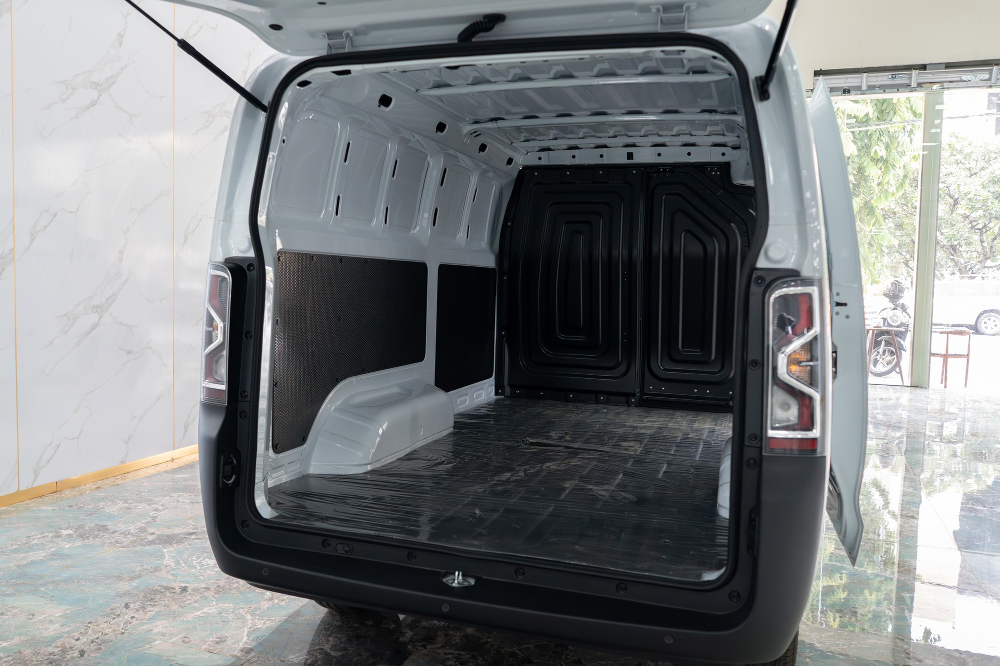 Xe điện lạ bất ngờ xuất hiện trong nhà máy ô tô ở Huế của hãng Việt: Đi bao xa, giá thế nào? - Ảnh 8.