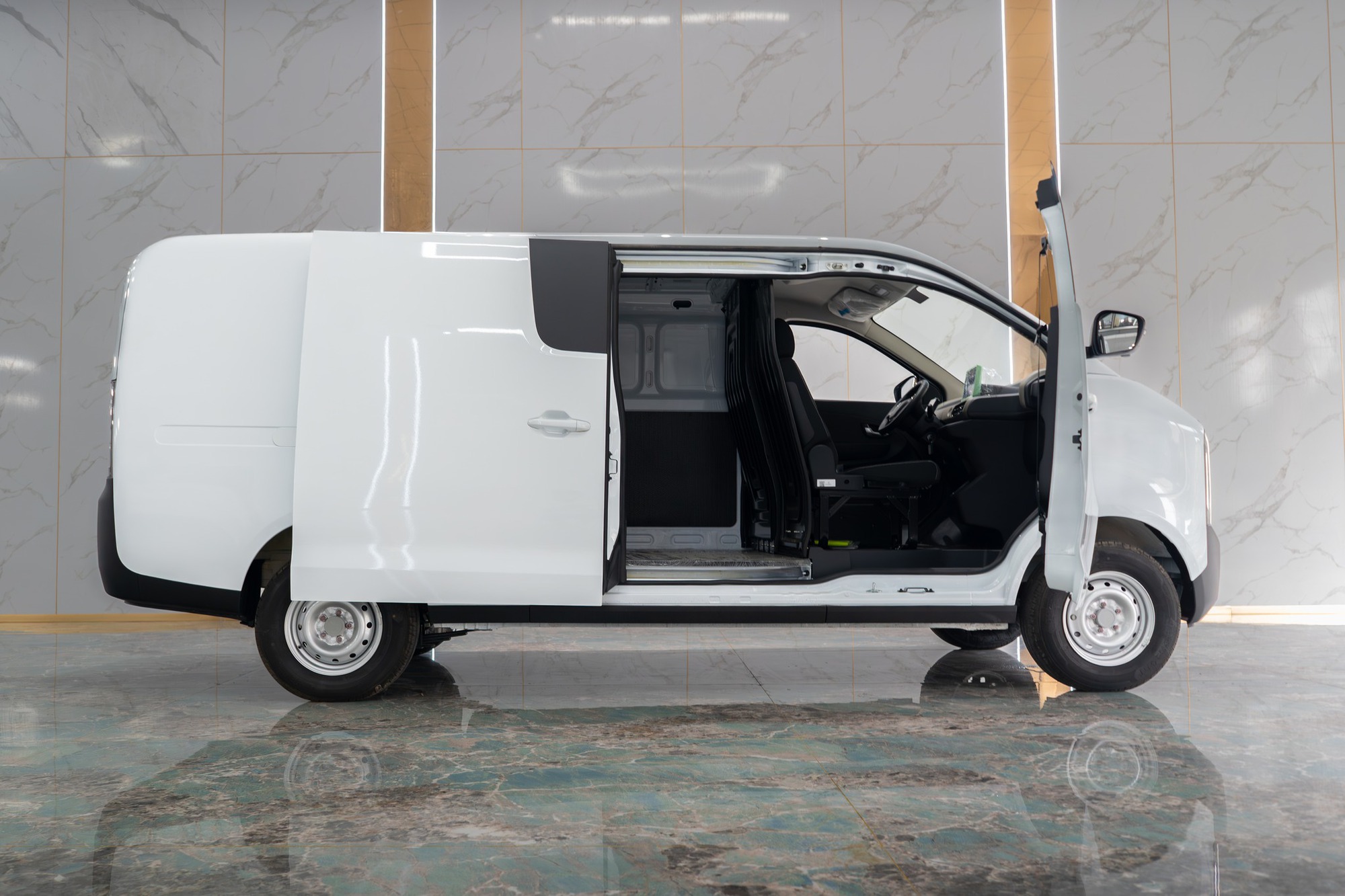 Xe điện lạ bất ngờ xuất hiện trong nhà máy ô tô ở Huế của hãng Việt: Đi bao xa, giá thế nào? - Ảnh 4.