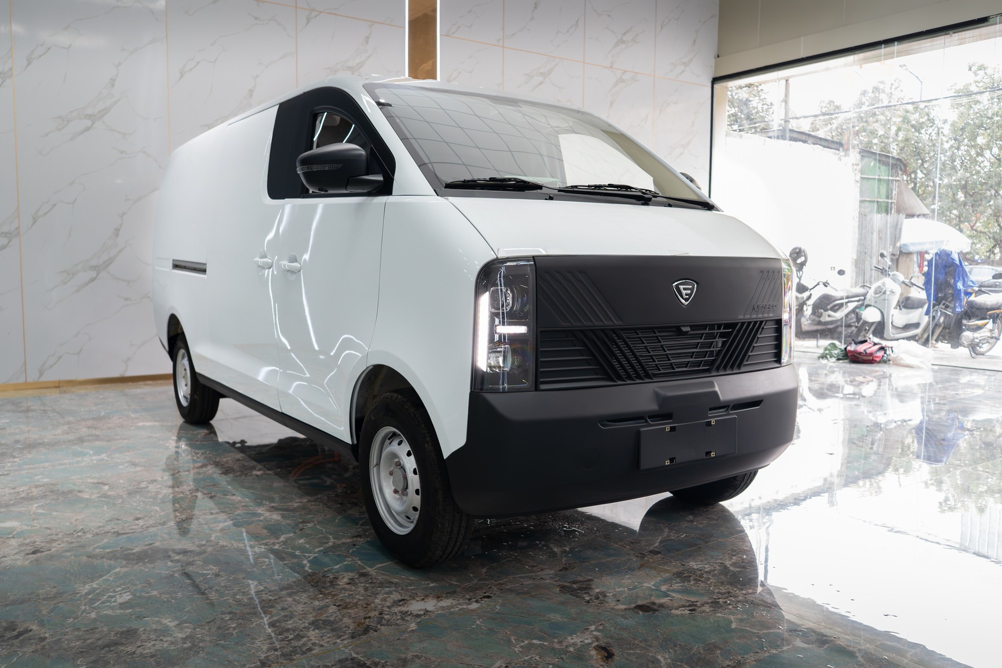 Xe điện lạ bất ngờ xuất hiện trong nhà máy ô tô ở Huế của hãng Việt: Đi bao xa, giá thế nào? - Ảnh 7.