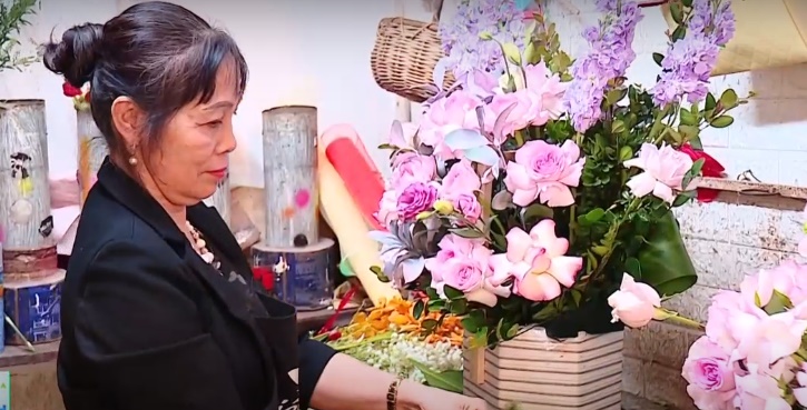 Thị trường hoa dịp 8/3: Người tiêu dùng thắt chặt cho tiêu  - Ảnh 2.