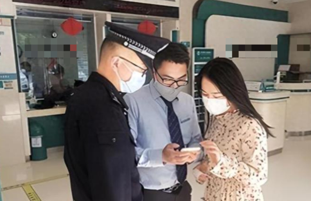 Chuyển khoản 22 tỷ đồng cho bạn vay, 3 tiếng sau người phụ nữ nhận được cuộc gọi của cảnh sát: "Chúng tôi đang giữ 5,9kg vàng của cô"- Ảnh 1.