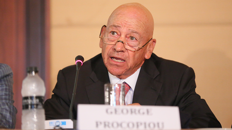 Những chiếc tàu dầu bí ẩn lũ lượt chạy qua eo biển Hormuz bất chấp đe doạ của Iran: Hé lộ chân dung ông trùm U80 và canh bạc siêu lời lãi- Ảnh 2.