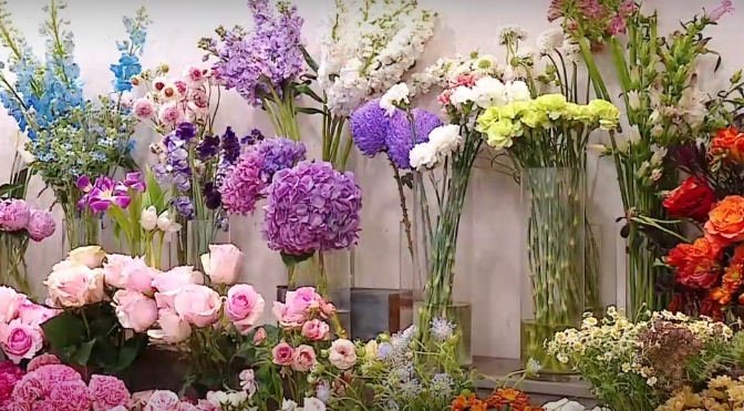 Thị trường hoa dịp 8/3: Người tiêu dùng thắt chặt cho tiêu  - Ảnh 1.