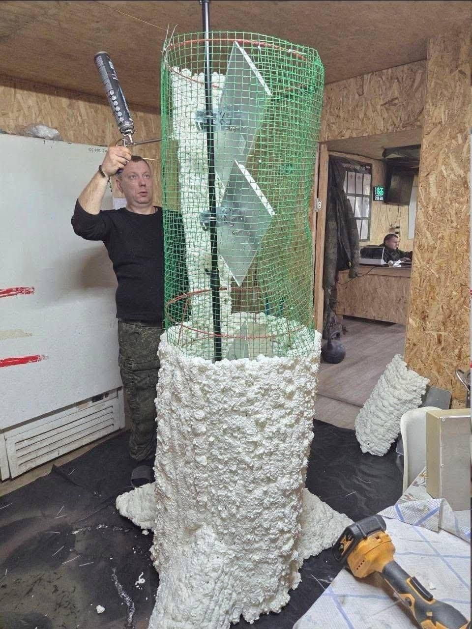 Nga bất ngờ dựng loạt cây giả giữa tiền tuyến để lừa Ukraine: Bên trong thân cây là bí mật gì?- Ảnh 1.