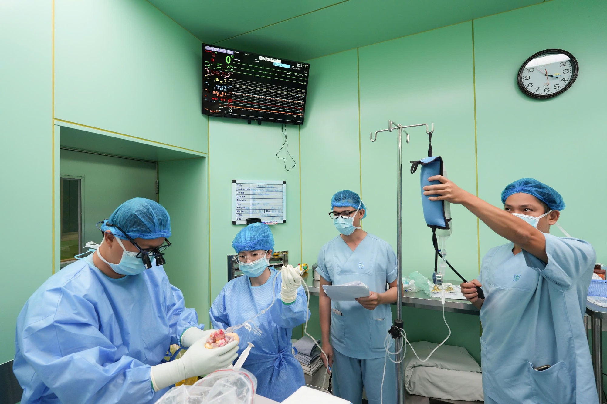 Một gia đình danh tiếng của ngành Y Việt Nam: 2 bố con đều là giám đốc bệnh viện - Ảnh 2.