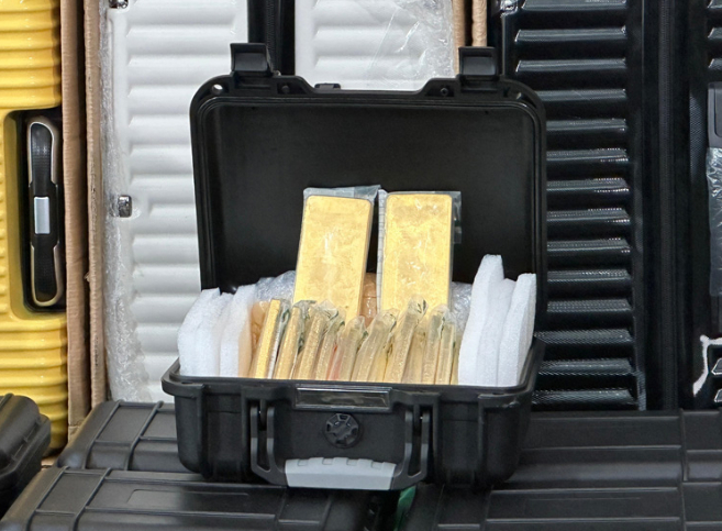 Phát hiện 145kg vàng thỏi được giấu trong 14 kiện vali tại sân bay- Ảnh 1.