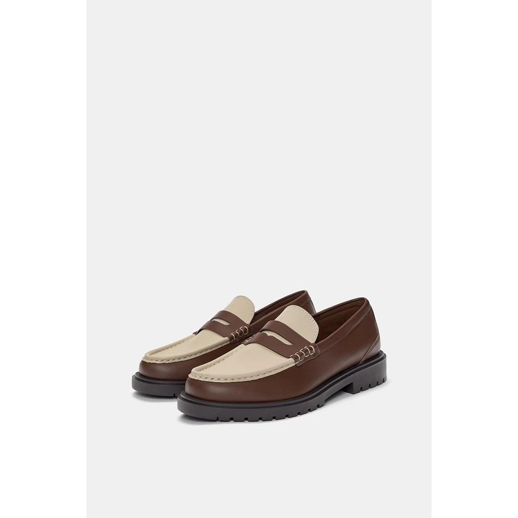 Giày trắng "thất sủng" rồi! Mùa xuân năm nay chị em cứ sắm "giày nâu" đảm bảo mặc gì cũng sang, hack dáng cực đỉnh - Ảnh 16.