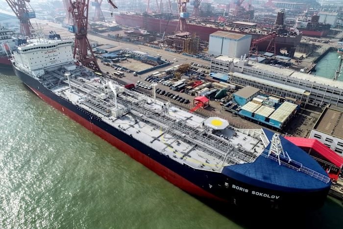 Những chiếc tàu dầu bí ẩn lũ lượt chạy qua eo biển Hormuz bất chấp đe doạ của Iran: Hé lộ chân dung ông trùm U80 và canh bạc siêu lời lãi- Ảnh 1.