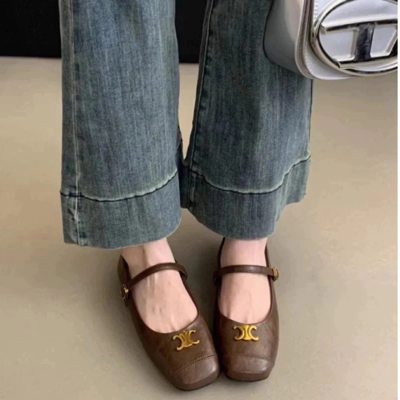 Giày trắng "thất sủng" rồi! Mùa xuân năm nay chị em cứ sắm "giày nâu" đảm bảo mặc gì cũng sang, hack dáng cực đỉnh - Ảnh 13.