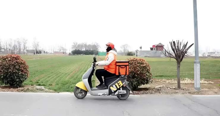 Bỏ phố xá, chàng trai 26 tuổi làm shipper độc quyền ở nông thôn, kiếm gần 40 triệu đồng/tháng: Lương cao, đỡ cạnh tranh lại gần gia đình- Ảnh 2.