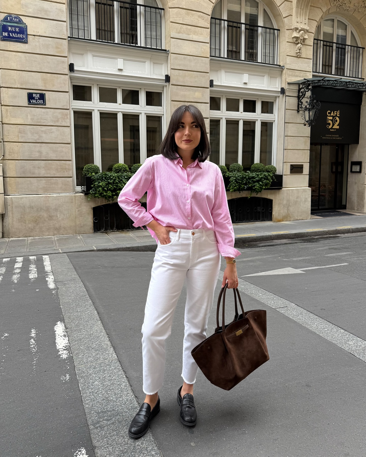 Phụ nữ Pháp diện đồ màu sắc rất khéo với 4 công thức nổi bật mà vẫn tinh tế- Ảnh 2.