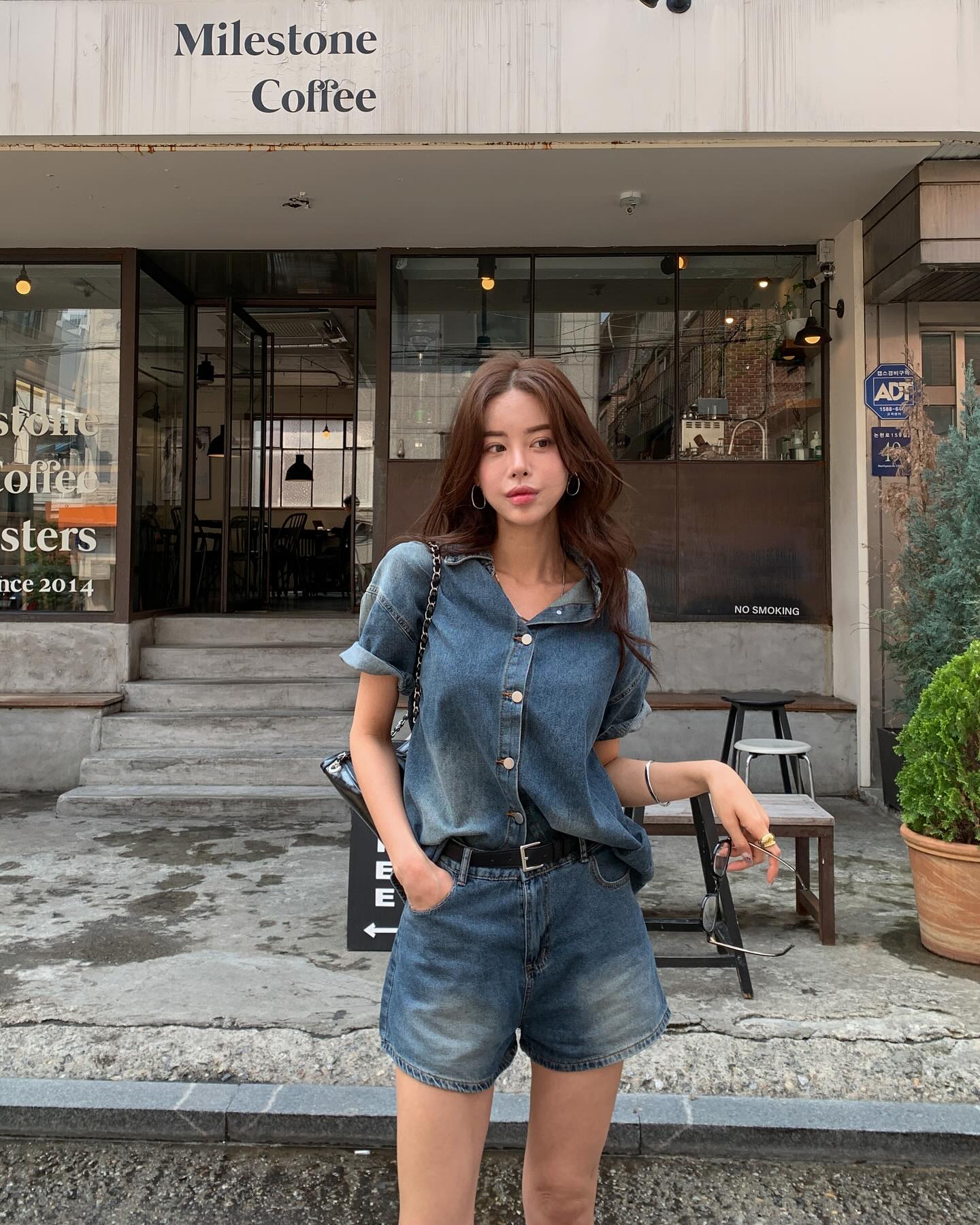 Mặc đẹp rất đơn giản nếu chị em có 4 món đồ denim đang là mốt- Ảnh 3.
