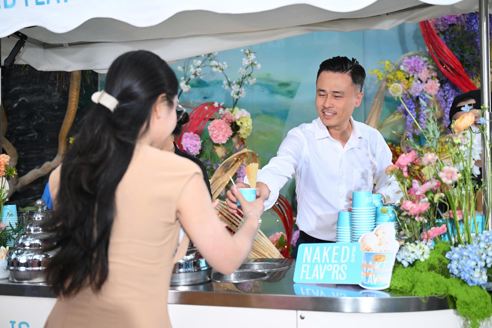 Khoảnh khắc ấm áp: 8 "soái ca" quyền lực của ACB lần đầu tiên cùng xuất hiện phát kem trong 3 giờ đồng hồ tặng nhân viên nữ nhân dịp 8/3 - Ảnh 6.